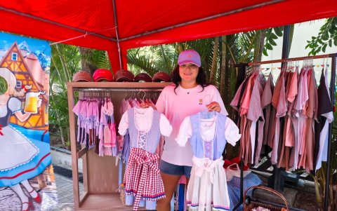 Padres y exalumnos muestran sus proyectos durante el evento, como la marca Active Kids, dedicada a confeccionar trajes típicos alemanes.