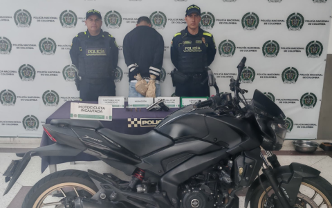 La policía de Colombia capturó al sospechoso con la moto y el arma de fuego.