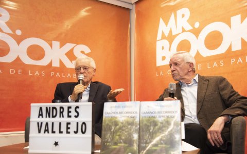 El autor presentó la obra en un conversatorio con Francisco El Pájaro Febres Cordero en la capital.