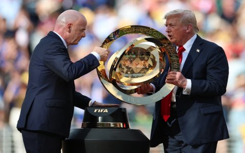 Gianni Infantino (i) y Donald Trump con el trofeo del Mundial de Clubes 2025.