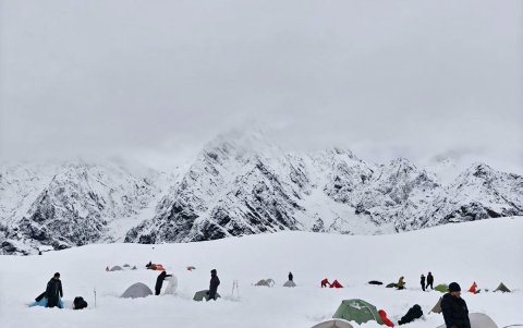 Excursionistas en medio de una profunda nieve en el campamento de Tangxiang en el Valle de Karma de la Región Autónoma del Tíbet, luego de repentina y fuerte nevada en la región.