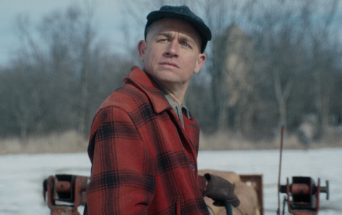 Charlie Hunnam da vida a Ed Gein, el temido “Carnicero de Plainfield”, en la tercera temporada de Monstruo de Netflix, una historia basada en el asesino que inspiró Psicosis.