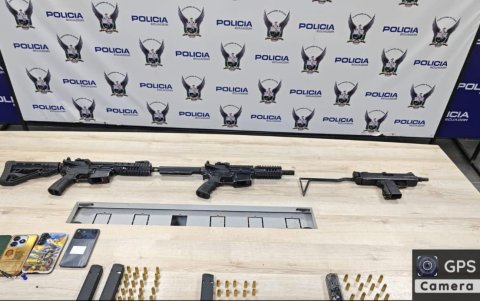 Se incautaron cuatro armas de fuego y cuatro alimentadoras con 72 municiones de diferentes calibres.