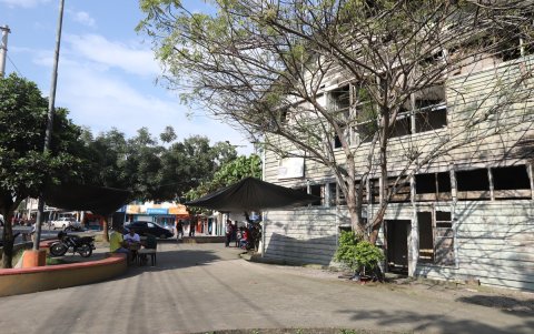 La vivienda de más de 60 años de antigüedad se ubica en el parque. Alrededor de ella se sientan algunos grupos de personas a jugar naipes durante las tardes y noches.