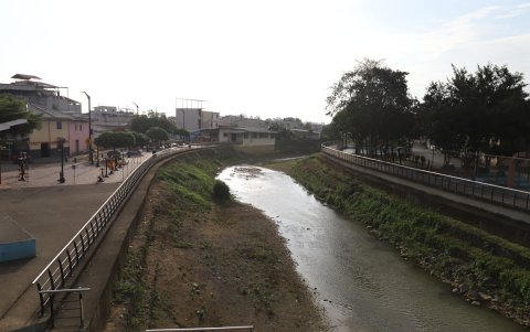 Los habitantes de Tenguel evitan bañarse en el río.
