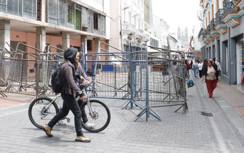 Las actividades se desarrollaron de manera habitual en el centro de Quito. Las vallas se colocan cuando hay manifestaciones.