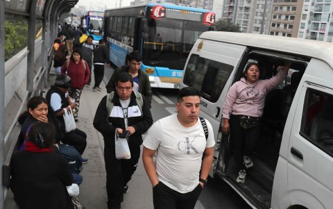 Personas intentan utilizar transporte de servicio público este lunes, en Lima (Perú).