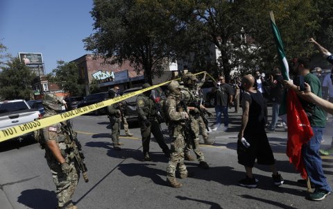 Los residentes del vecindario Brighton Park de Chicago se enfrentan a la Patrulla Fronteriza y otros agentes del orden público en una gasolinera después de que agentes de ICE.