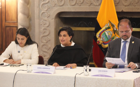 La canciller Gabriela Sommerfeld (centro) es parte de la comitiva para e viaje a Bolivia
