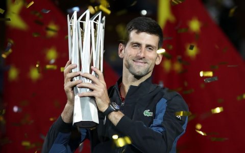 Novak Djokovic levantando su ultimo Masters 1000 de Shanghái en el año 2018.