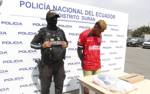 Momento en que la Policía detuvo a un sospechoso del crimen en Durán; al individuo se le encontró un arma de fuego en su poder.