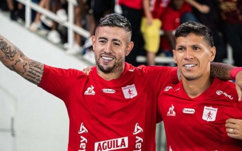Rodrigo Holgado (i) jugador de América de Cali, también fue sancionado por falsificación de documentos.