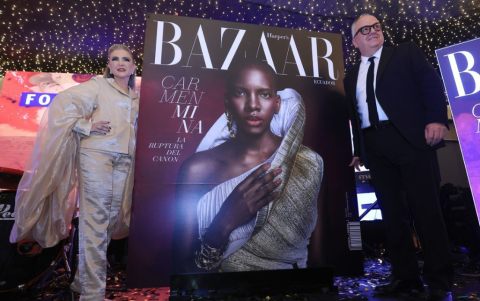 Mónica Heller y Carlos Mantilla junto a la portada de la primera edición para Ecuador.