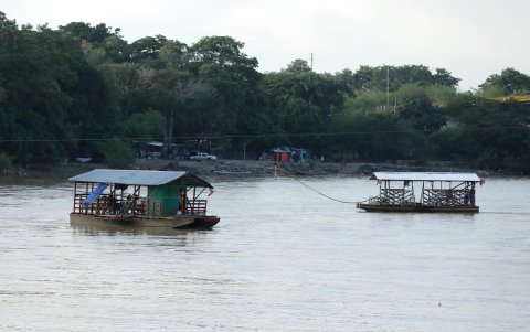 Fotografía del 27 de agosto de 2025 de embarcaciones artesanales llamadas 'planchones' en el río Sinú, en Montería (Colombia).