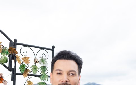 Wilo Prado nació en Cuenca y es presentador de noticias en Unsión Televisión.