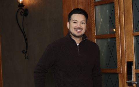 Su carrera profesional en la comunicación inició a los 17 años.