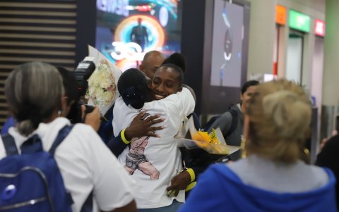 Rodríguez junto a su madre, Narcisa España, a quien dio el primer abrazo.