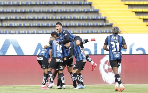 Independiente del Valle busca sorprender a Universidad Católica.