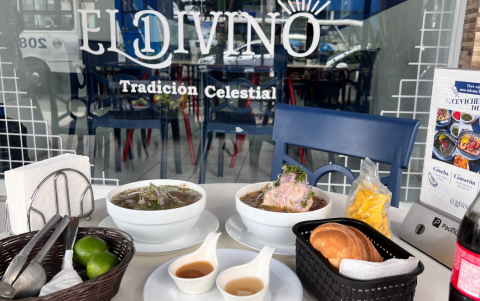 Jimmy Vintimilla, fundador de El Divino, ofrece encebollado clarito y rojito en un espacio que honra la tradición guayaca.