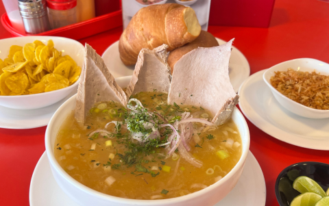 Con cinco locales y una receta precisa, Cuarto de Libra sirve encebollado abundante y saludable, acompañado de platos costeños.