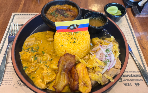 Central 593 recrea una estación de tren donde la gastronomía ecuatoriana y sus leyendas urbanas se convierten en experiencia.