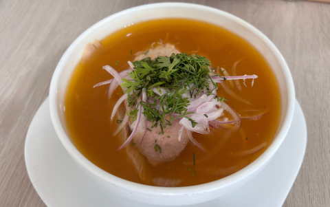 Desde una receta familiar hasta la exportación internacional, La Casa del Encebollado celebra el sabor ecuatoriano en cada porción.