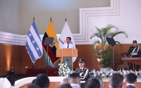 Matías Galarza, ganador del concurso de oratoria, exalta a la ciudad de Guayaquil.