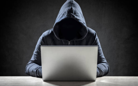 El phishing es la técnica del hacker: Un simple archivo adjunto puede activar un malware de propagación masiva a través de WhatsApp Web.