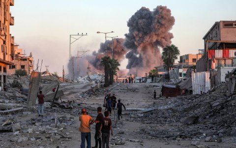 El humo se eleva cerca de la Universidad Islámica tras los ataques aéreos israelíes durante una operación militar en la ciudad de Gaza, en la Franja de Gaza, el 7 de octubre de 2025.