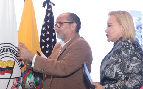Humberto Plaza, gobernador del Guayas, impuso la presea a la bandera institucional. En la foto, junto a Nery Merejildo.