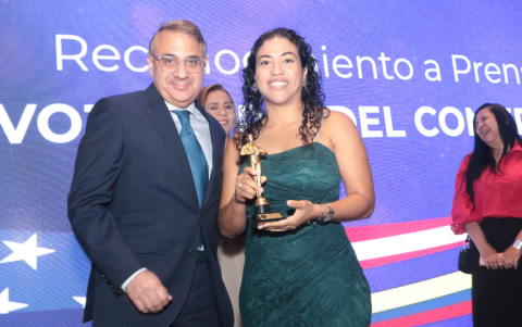 Morice Dassum entrega un reconocimiento a Lisbeth Zumba, editora de Economía de Diario EXPRESO.