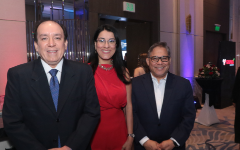 Gilda Alcívar acompañada de Ricardo Armijos y Gabriel Robayo,