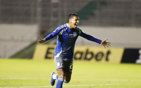 León es uno de los futbolista de campo con más regularidad por detrás del portero Pedro Ortiz.