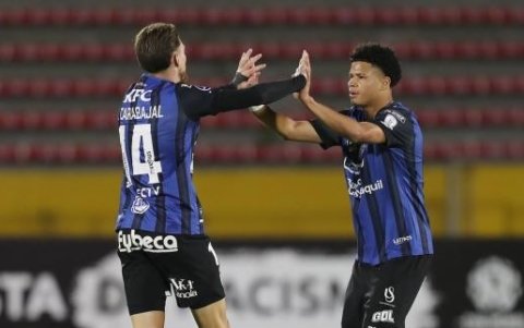 El jugador de Independiente del Valle Patrik Mercado (d) es una de las figuras de la LigaPro