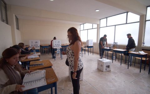 Estudiantes universitarios y de bachillerato formarán parte de las Juntas Receptoras del Voto en el Referéndum 2025 en Ecuador