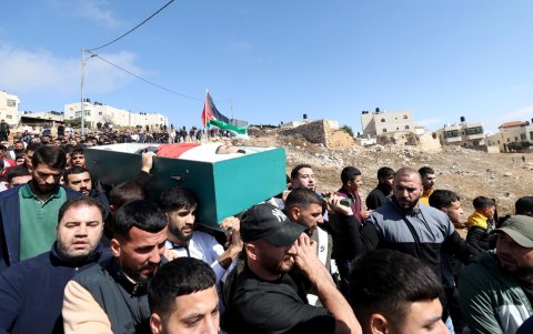 Los dolientes palestinos llevan el cuerpo de Jehad Ajaj, de 26 años, durante su funeral en la ciudad cisjordana de Deir Jarir, cerca de Ramallah, el 9 de octubre de 2025.