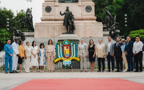 Autoridades junto a la ofrenda floral.