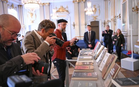 Libros del escritor húngaro Laszlo Krasznahorkai, ganador del Premio Nobel de Literatura 2025, en exhibición en la Academia Sueca en Estocolmo, el 9 de octubre de 2025.