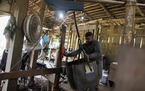 El ascensor de cable de acero en el garimpo de Chico Osório en Serra Pelada, en Curionópolis (Brasil).