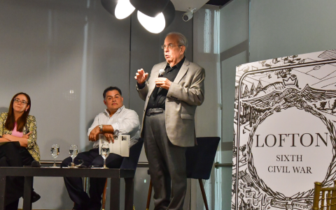 José Neira acompañado de Tina Zerega y Francisco Marchán.