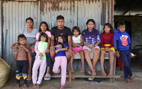 Fotografía que muestra a integrantes de las familias Pinto y Silva posando en Icacos (Trinidad y Tobago).