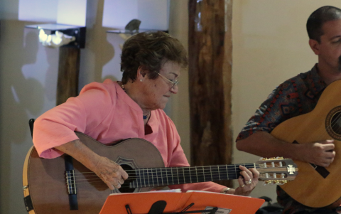 Patricia González interpretó boleros y pasillos acompañada por el guitarrista Marcel Ferrer.