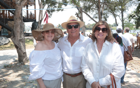 Fanny Coka, Mario Crespo y Alexandra Vélez de Crespo.