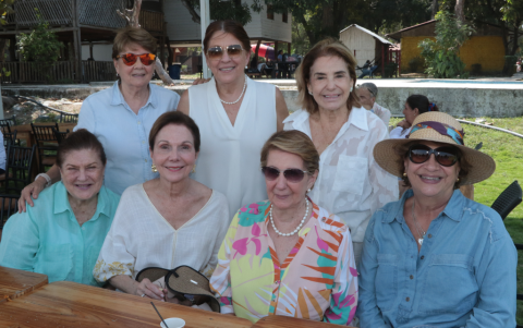 María de los Ángeles Feraud, Rina Lapentti de Caputi, Rocío de Hidalgo, María Elena Álvarez de Jalil, Carmen Oneto de Ortega, Magaly Feraud y Elena Sper.
