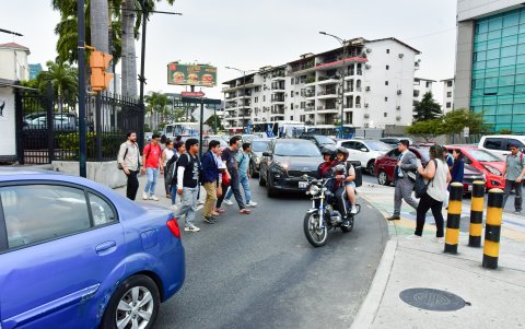 Este semáforo, en la curva del San Marino, no es respetado por conductores y el cruce debe ser 'a la suerte'.