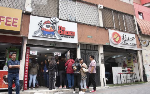 En el sector de la av. Nacona Unidas, largas filas se forman en los pequeños locales.