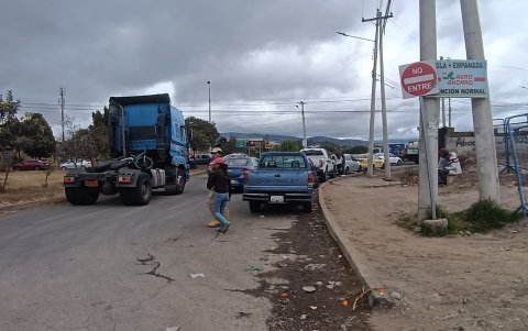 a Plaza y Mercado Santa Clara, ubicada en la parroquia Izamba, al norte de Ambato, se ha convertido en un punto neurálgico para la venta de productos agrícolas en la región.