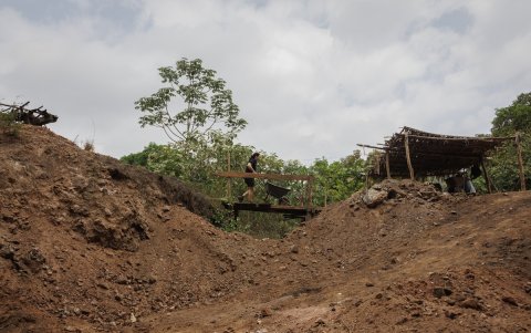 Una mujer transportando mineral en una carretilla hacia la trituradora en el garimpo de Chico Osório, en Serra Pelada, en Curionópolis (Brasil).