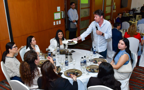 Santiago Peralta durante su exposición.