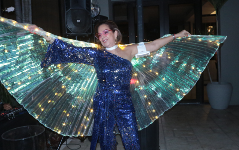 La cumpleañera lució un vistoso traje de libélula bordado con lentejuelas.